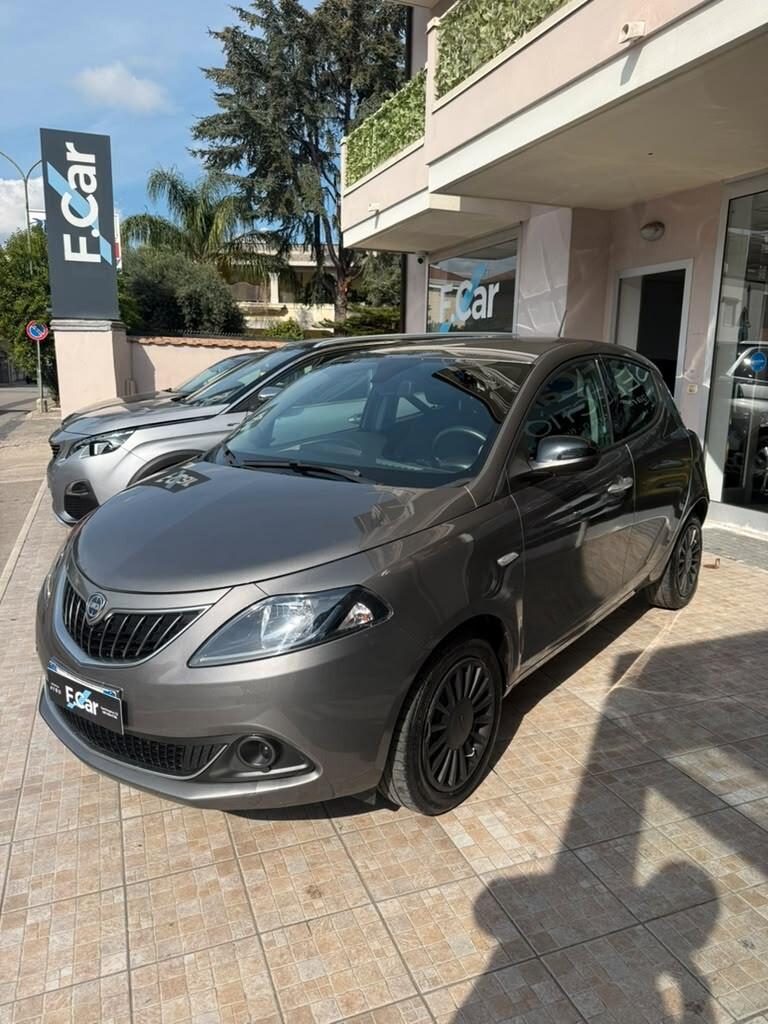 Lancia Ypsilon 1.0 FireFly 5 porte S&S Hybrid Silver