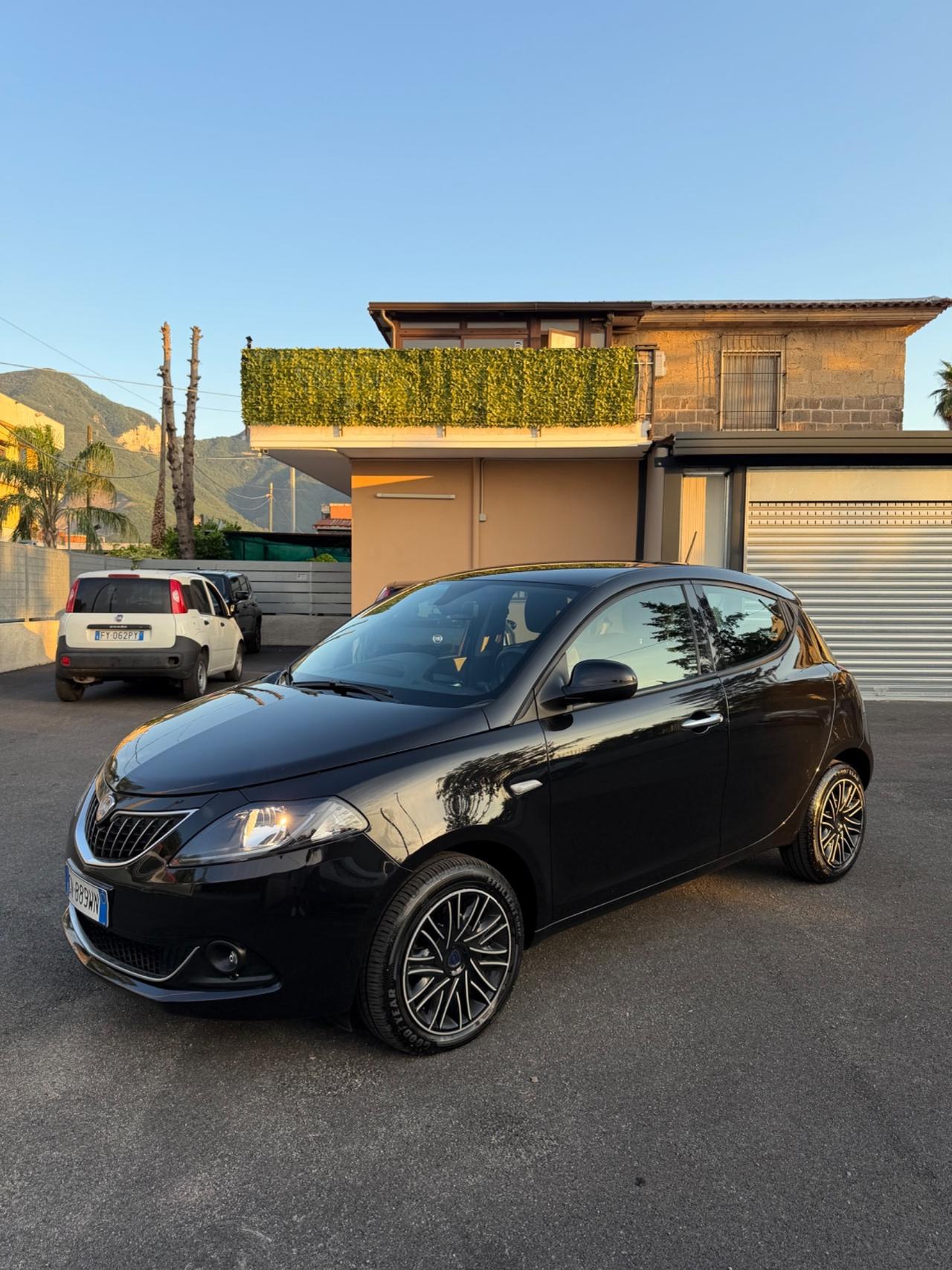 Lancia Ypsilon 1.0 FireFly 5 porte S&S Hybrid Alberta Ferretti