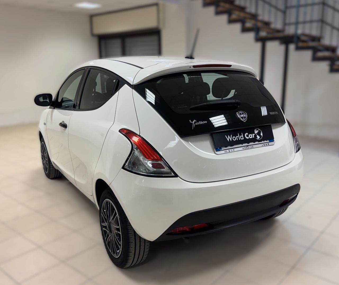 Lancia Ypsilon 1.0 FireFly 5 porte S&S Hybrid Ecochic Silver