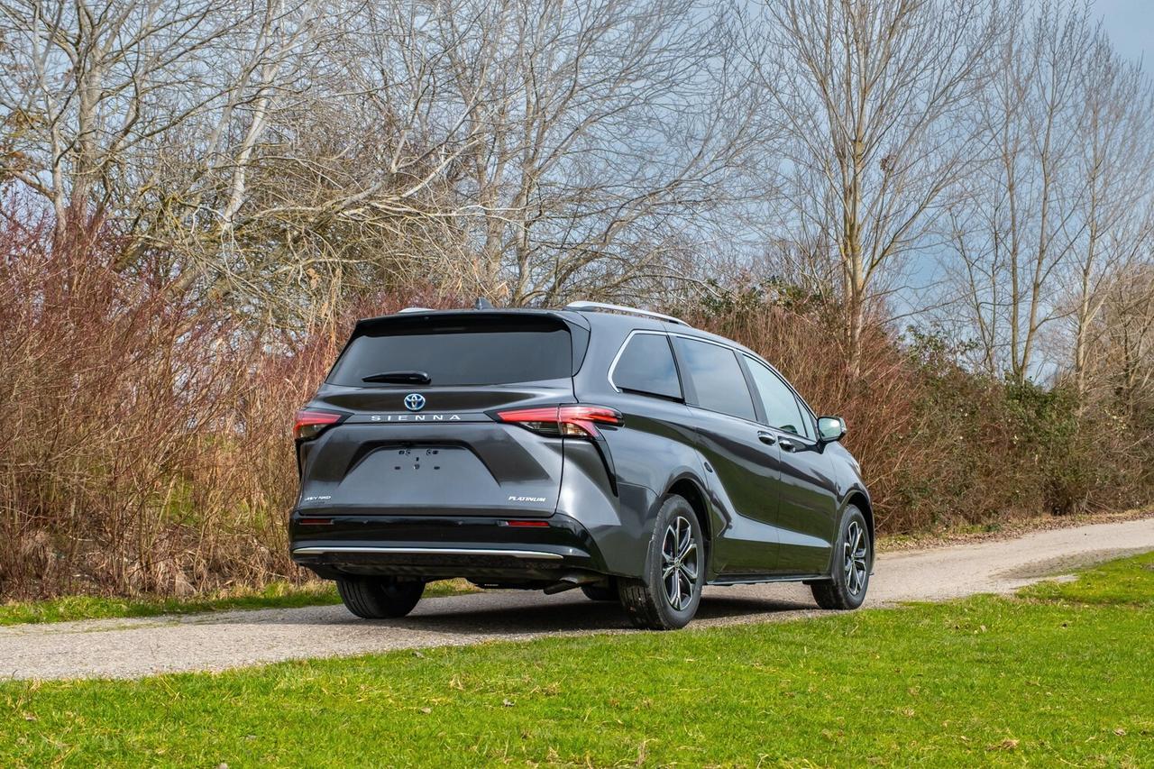 Toyota Sienna Limited Platinum Hybrid AWD