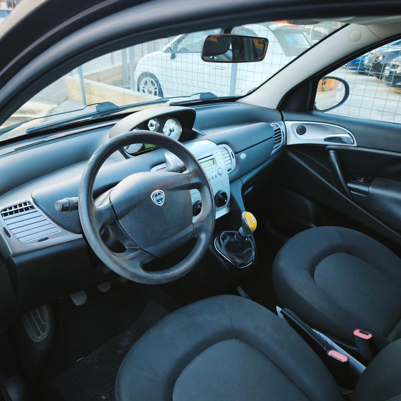 Lancia Ypsilon 1.2 69 CV Unyca