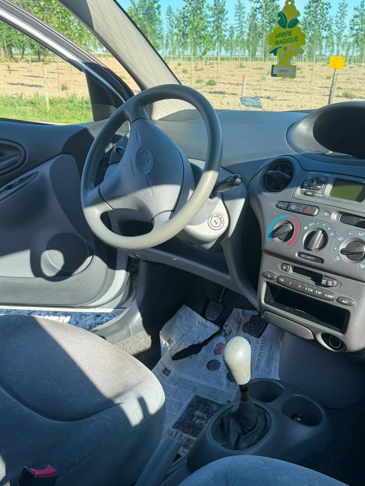 Toyota Yaris 1.0i 16V cat 5 porte Sol