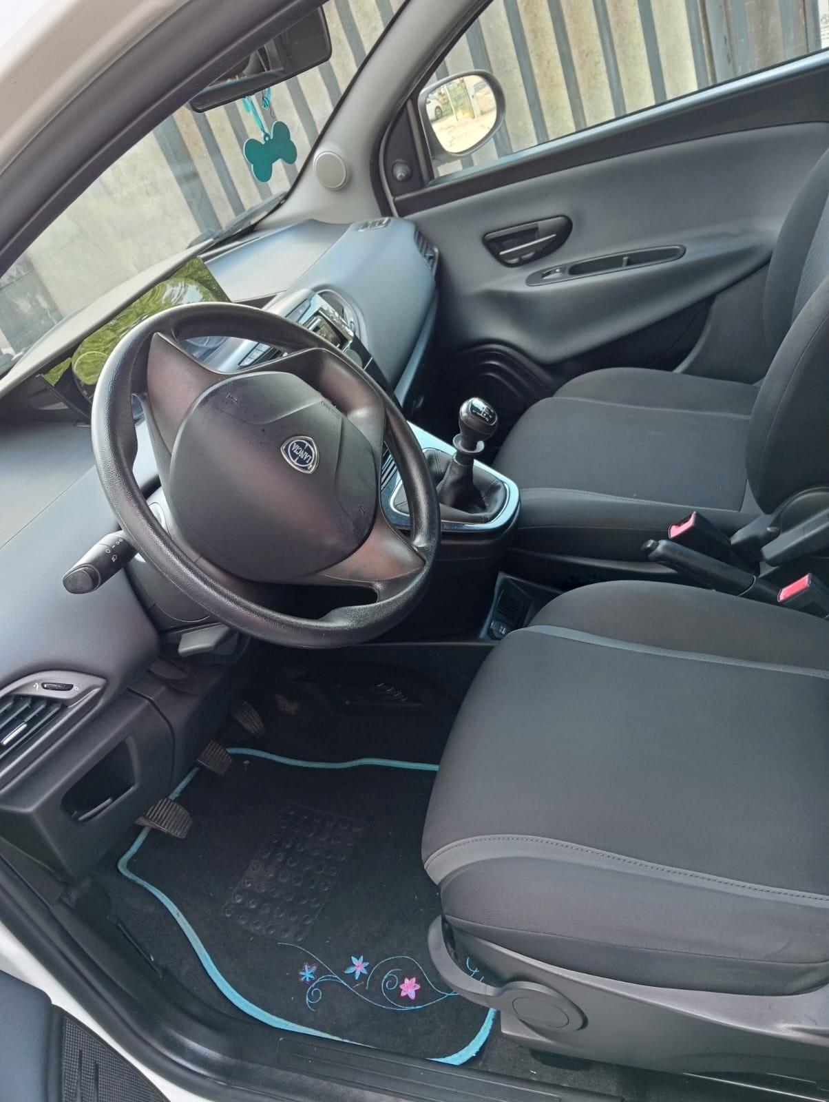 Lancia Ypsilon 1.2 69 CV 5 porte Silver