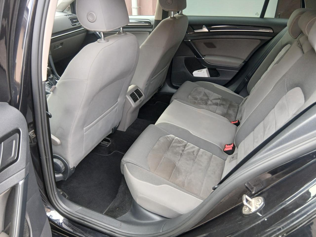 Volkswagen Golf 1.6 TDI 110 CV DSG 5p. Executive con Led tua a € 199 mese