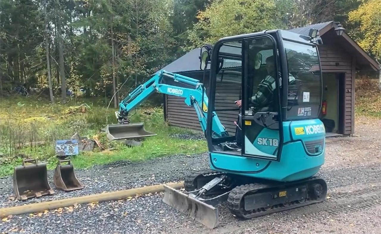 Kobelco  SK18,