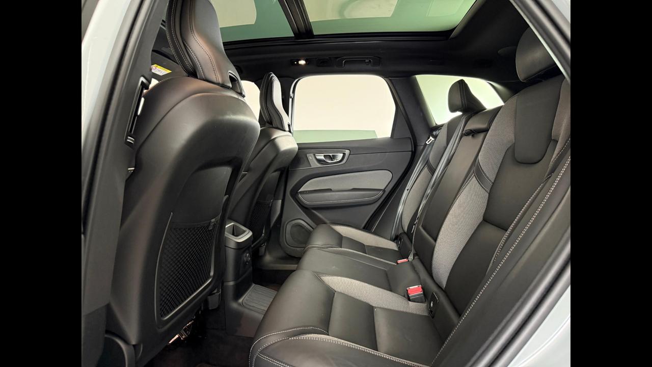 VOLVO XC60 II 2022 - XC60 2.0 t6 phev Plus Dark awd auto