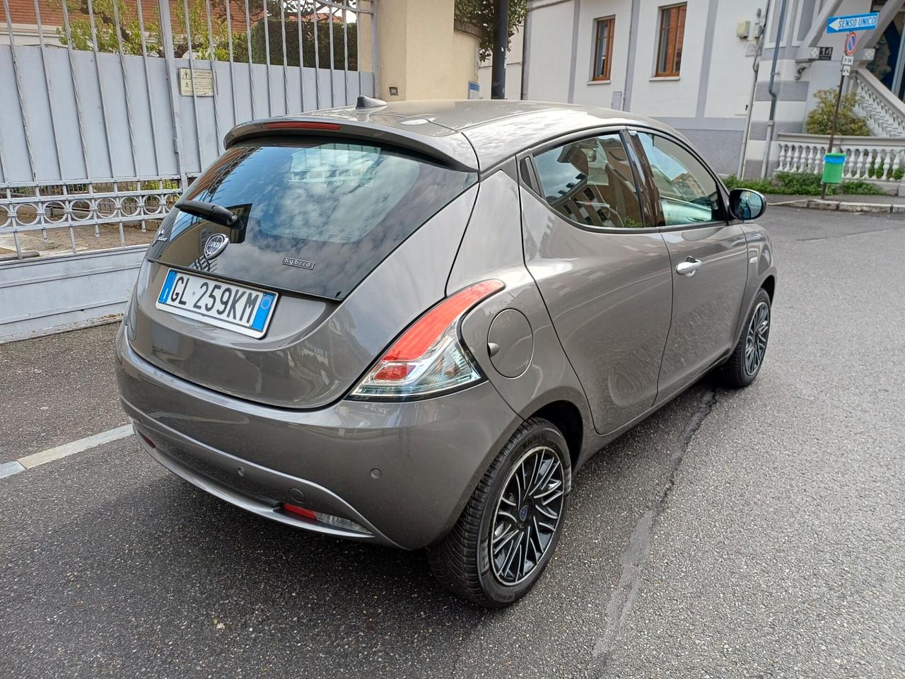 Lancia Ypsilon 1.0 FireFly 5 porte S&S Hybrid Gold
