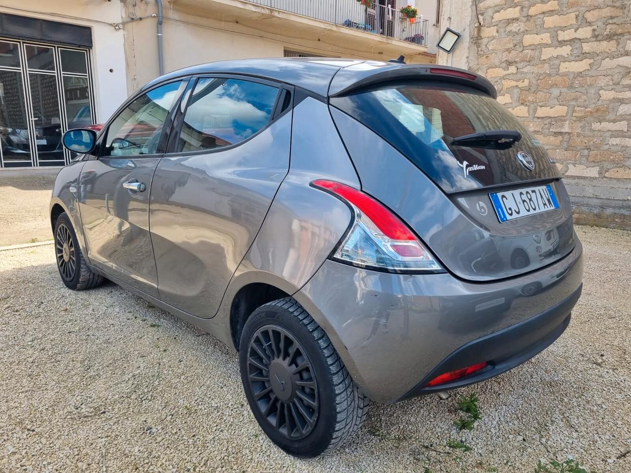 Lancia Ypsilon 1.0 FireFly 5 porte S&S Hybrid Ecochic Silver