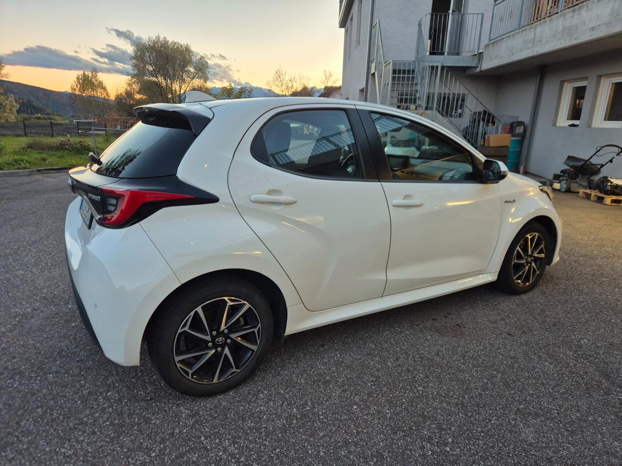 Toyota Yaris 1.5 Full Hybrid 5 porte Trend