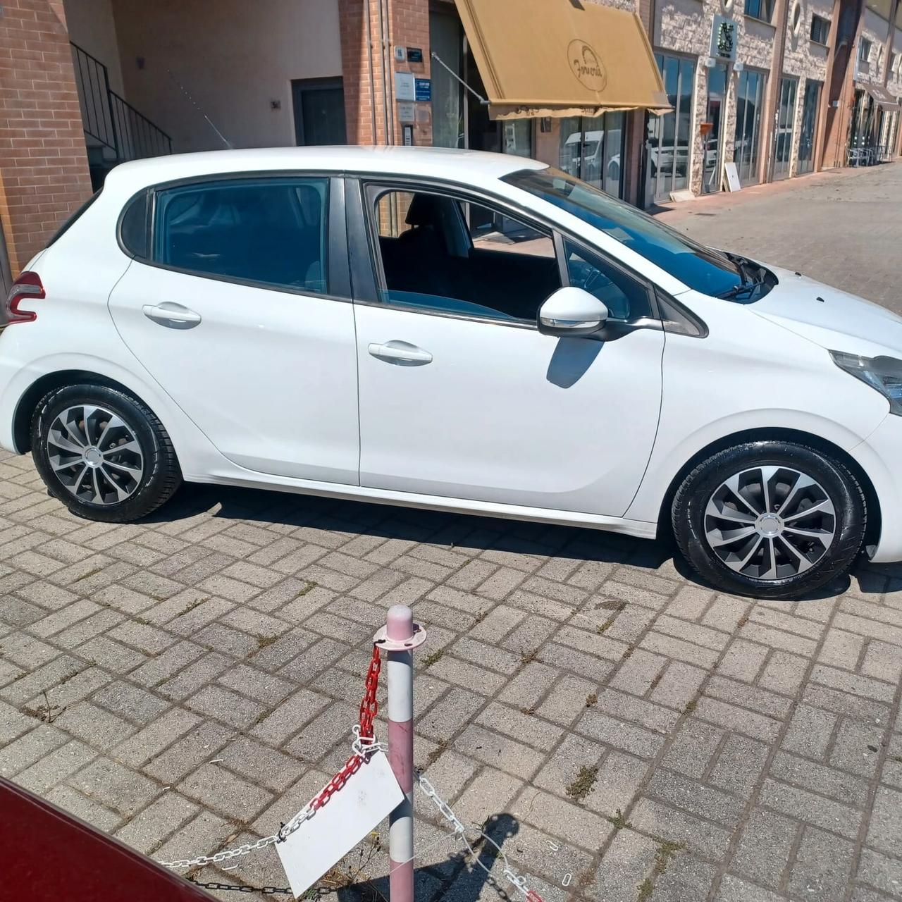 SEMBRA NUOVA PEUGEOT 208 1.4 GPL DI FABBRICA