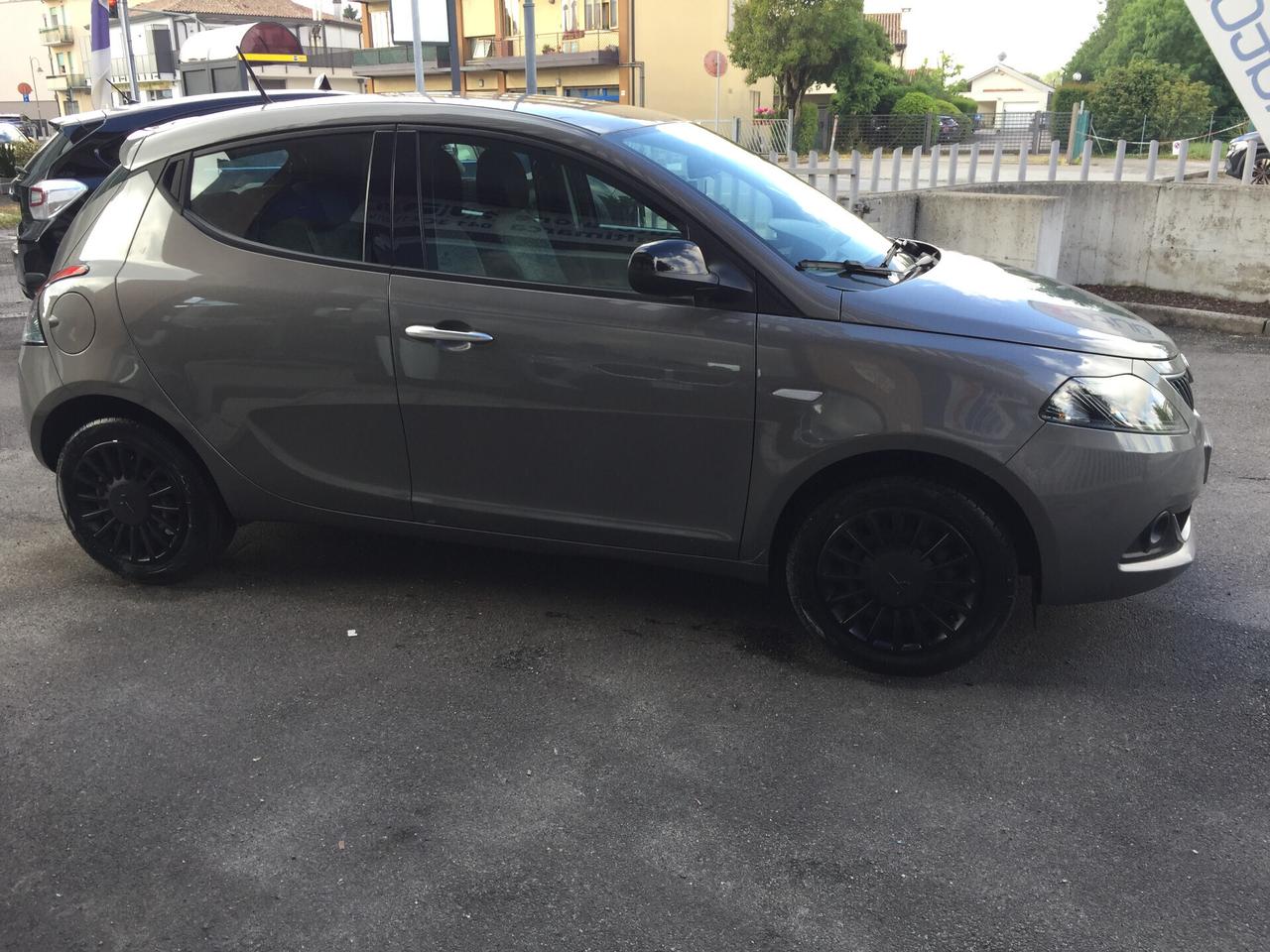 Lancia Ypsilon 1.0 FIREFLY ECOCHIC S&S HYBRID 5P. SILVER X NEOPATENTATI