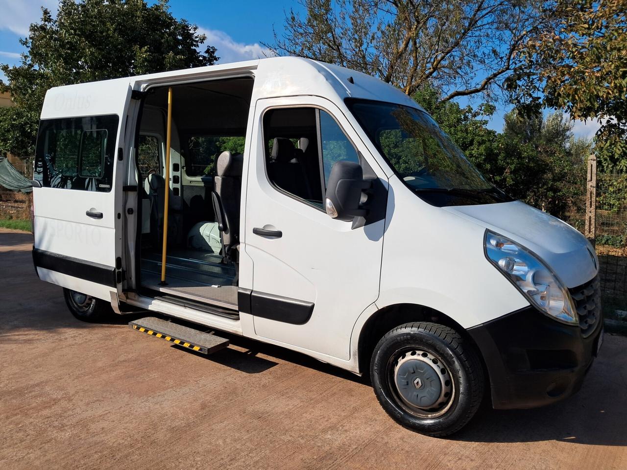 Renault Master 9 posti 3 carrozzine trasporto disabili pedana elettroidraulica