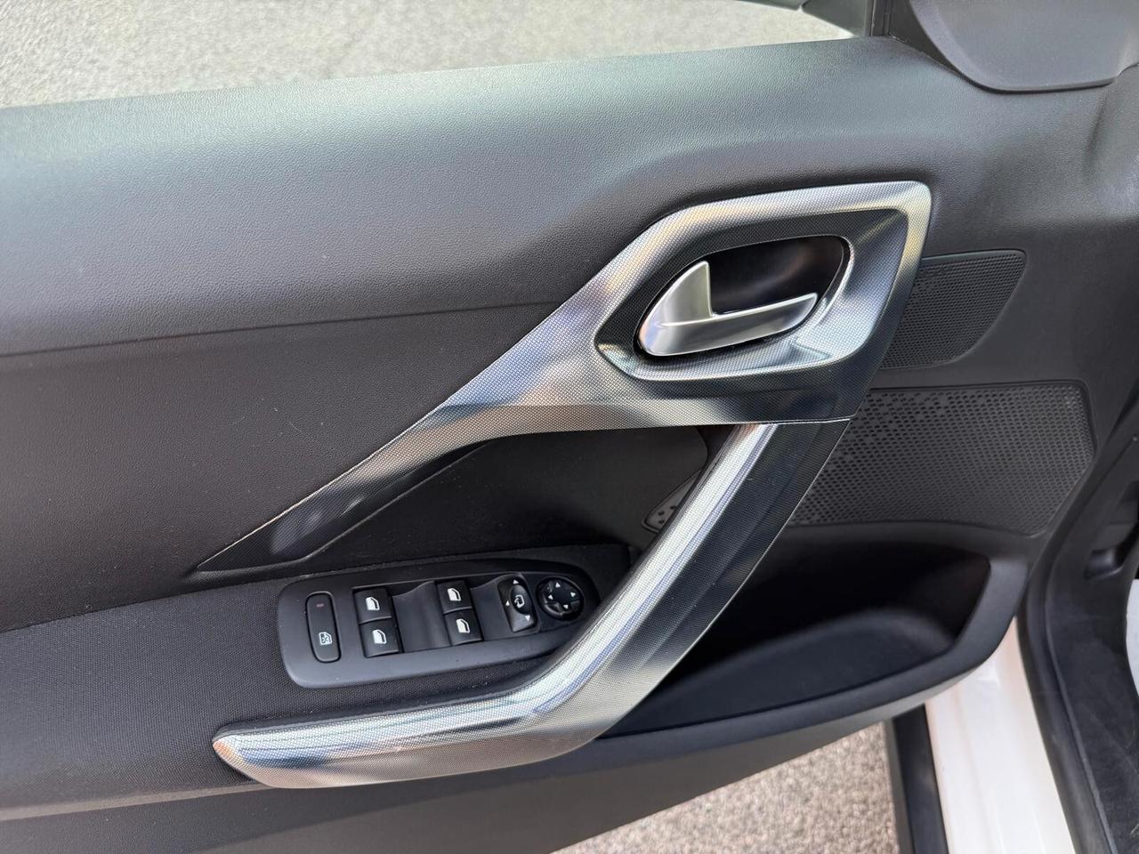 Peugeot 2008 PureTech 82 Allure ***NAVIGATORE*OK NEOPATENTATI***