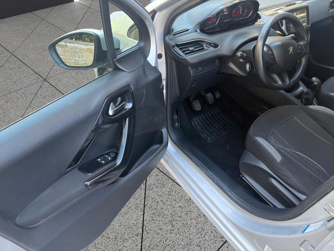 Peugeot 208 1.4 HDi 68 CV Active-TOUCHSCREEN