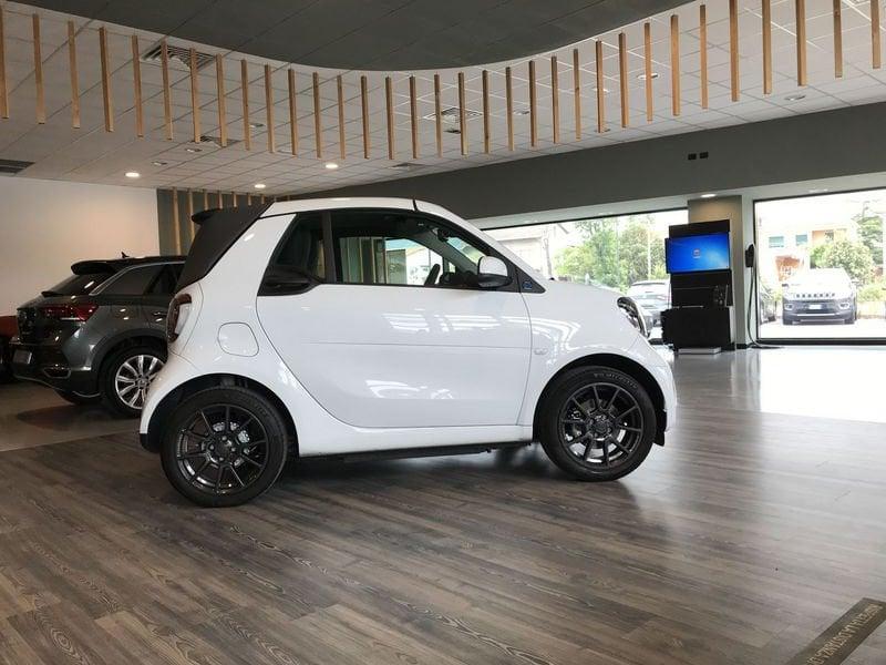 smart fortwo EQ cabrio suitegrey Caricatore da (22kW) Fari Ful Led