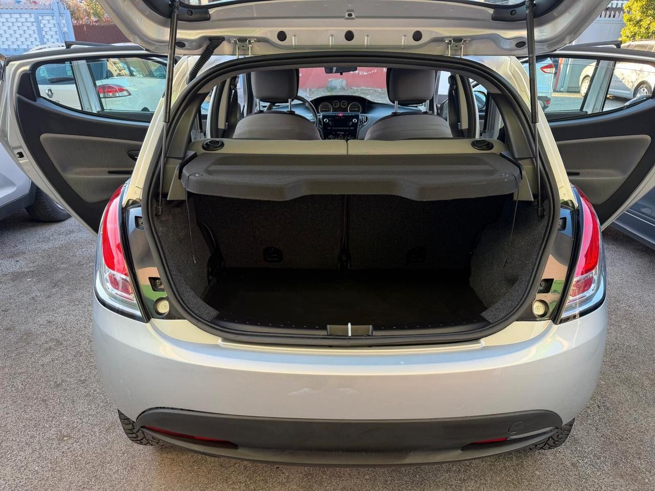 Lancia Ypsilon 0.9 TwinAir 85 CV 5 porte Metano Ecochic Elle