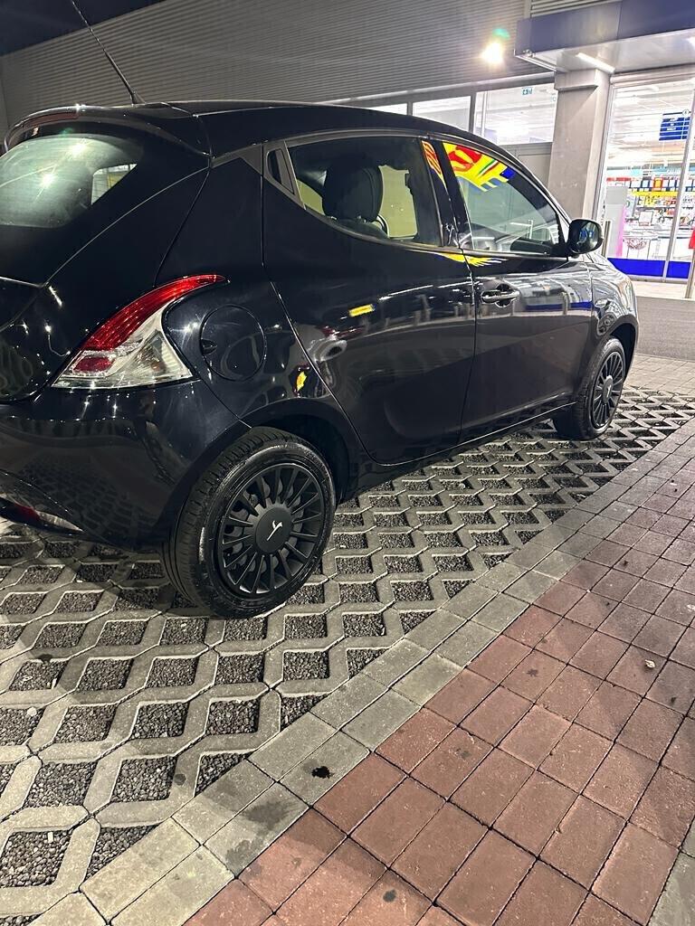 Lancia Ypsilon 1.2 69 CV 5 porte Silver