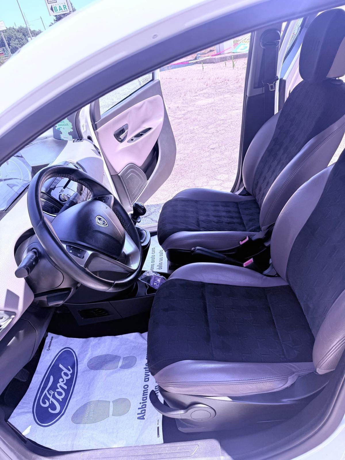 Lancia Ypsilon 1.2 69 CV 5 porte GPL Ecochic Silver