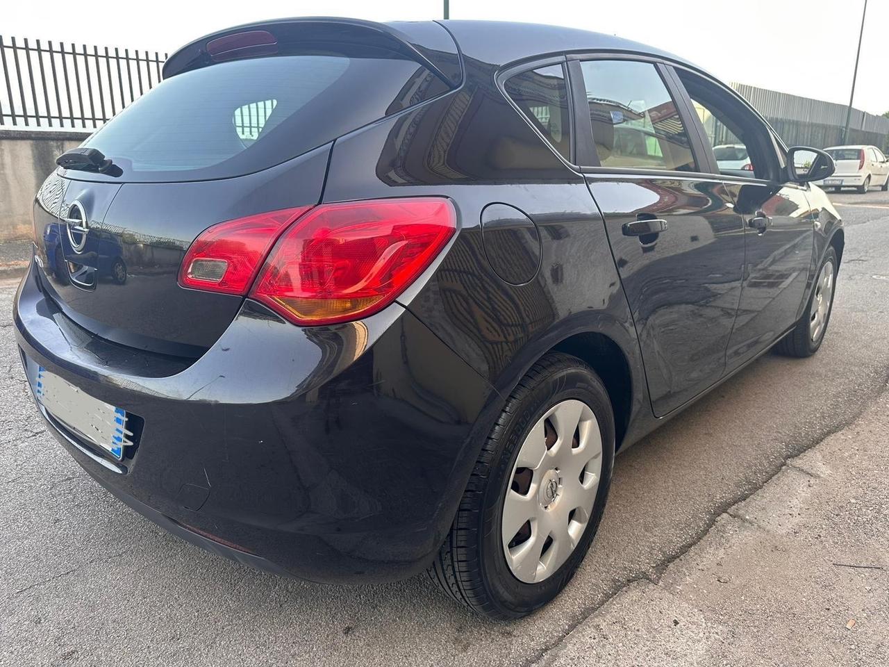Opel Astra 1.4 benzina anno 2010