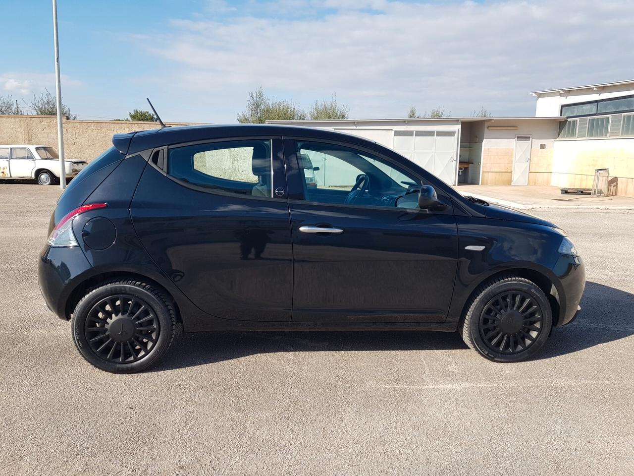 Lancia Ypsilon 1.0 FireFly 5/P Hybrid Ecochic Silver