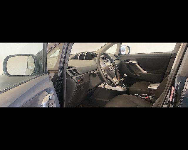 TOYOTA Verso 2.0d Active c/navi s/t.pan. 7p.ti mt