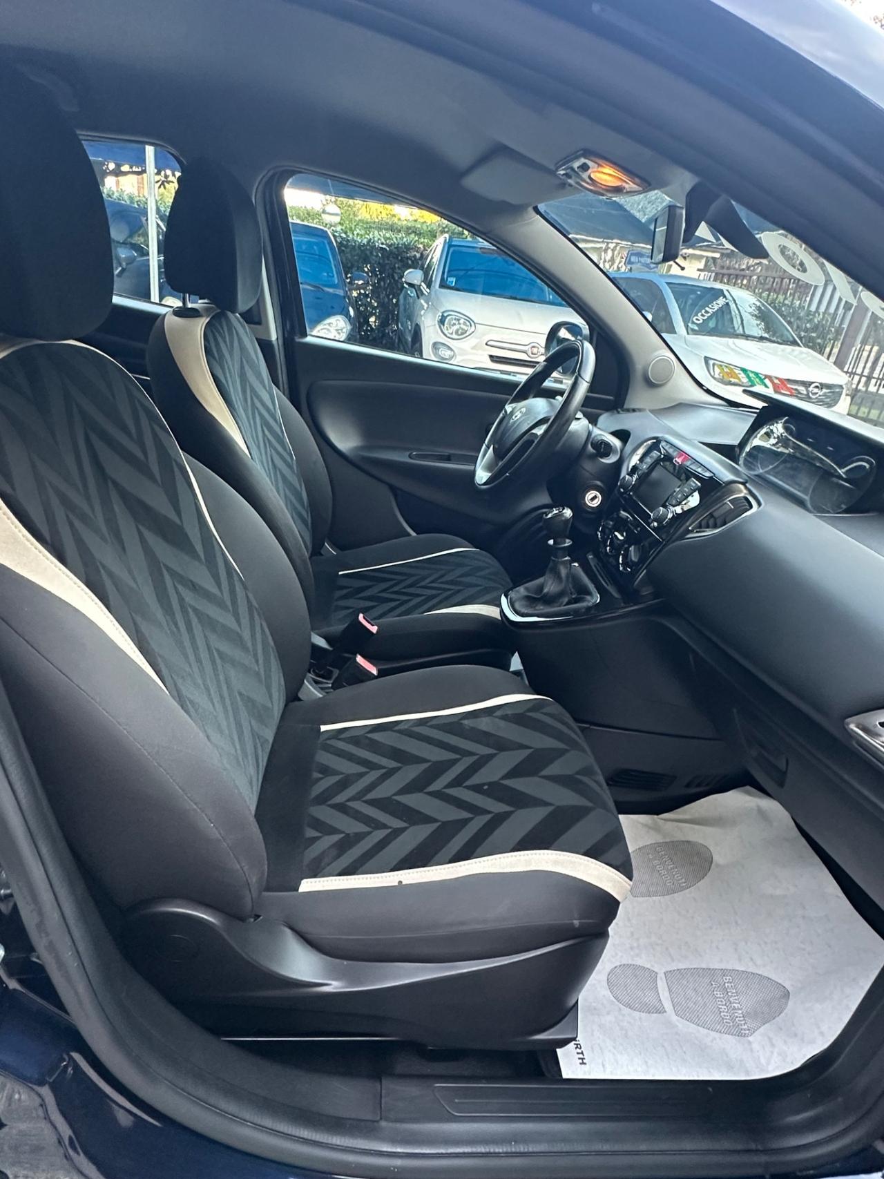 Lancia Ypsilon 1.2 69 CV 5 porte Silver