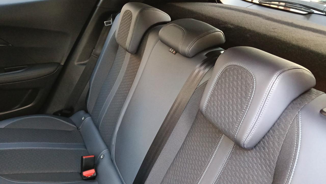 PEUGEOT 2008 1.2 BENZ-RETROC-NAVI