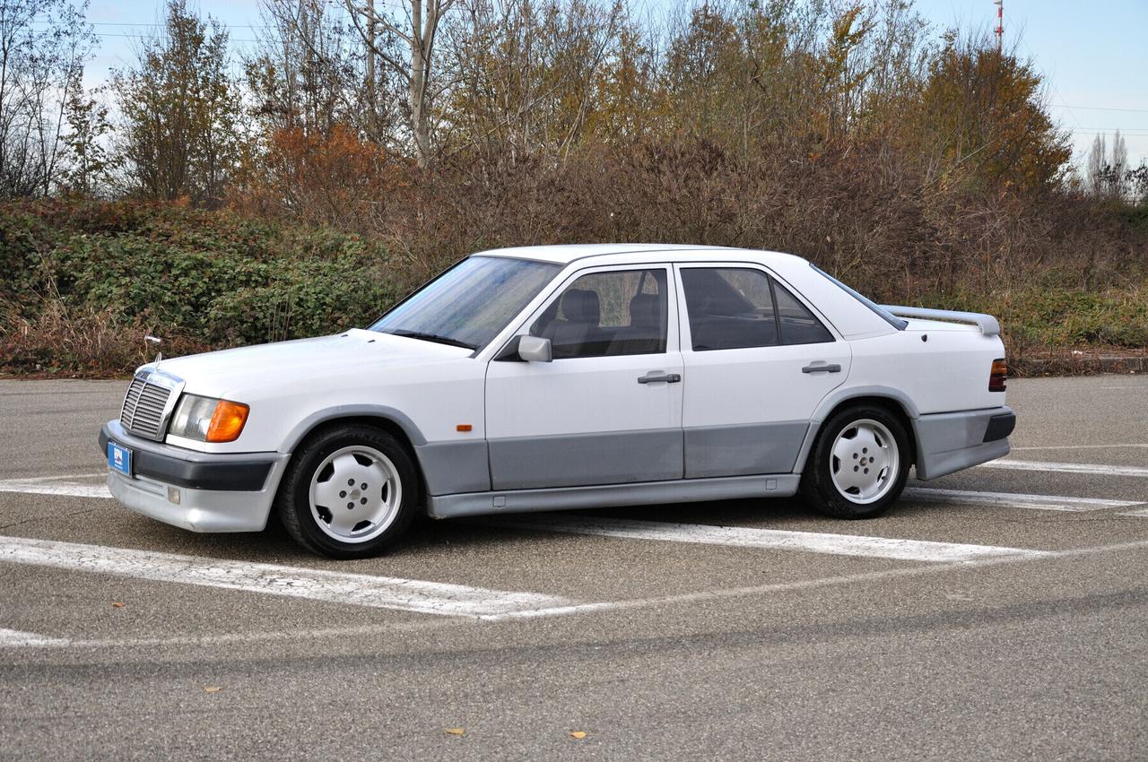 Mercedes-benz 250 W124D (AMG look body kit)