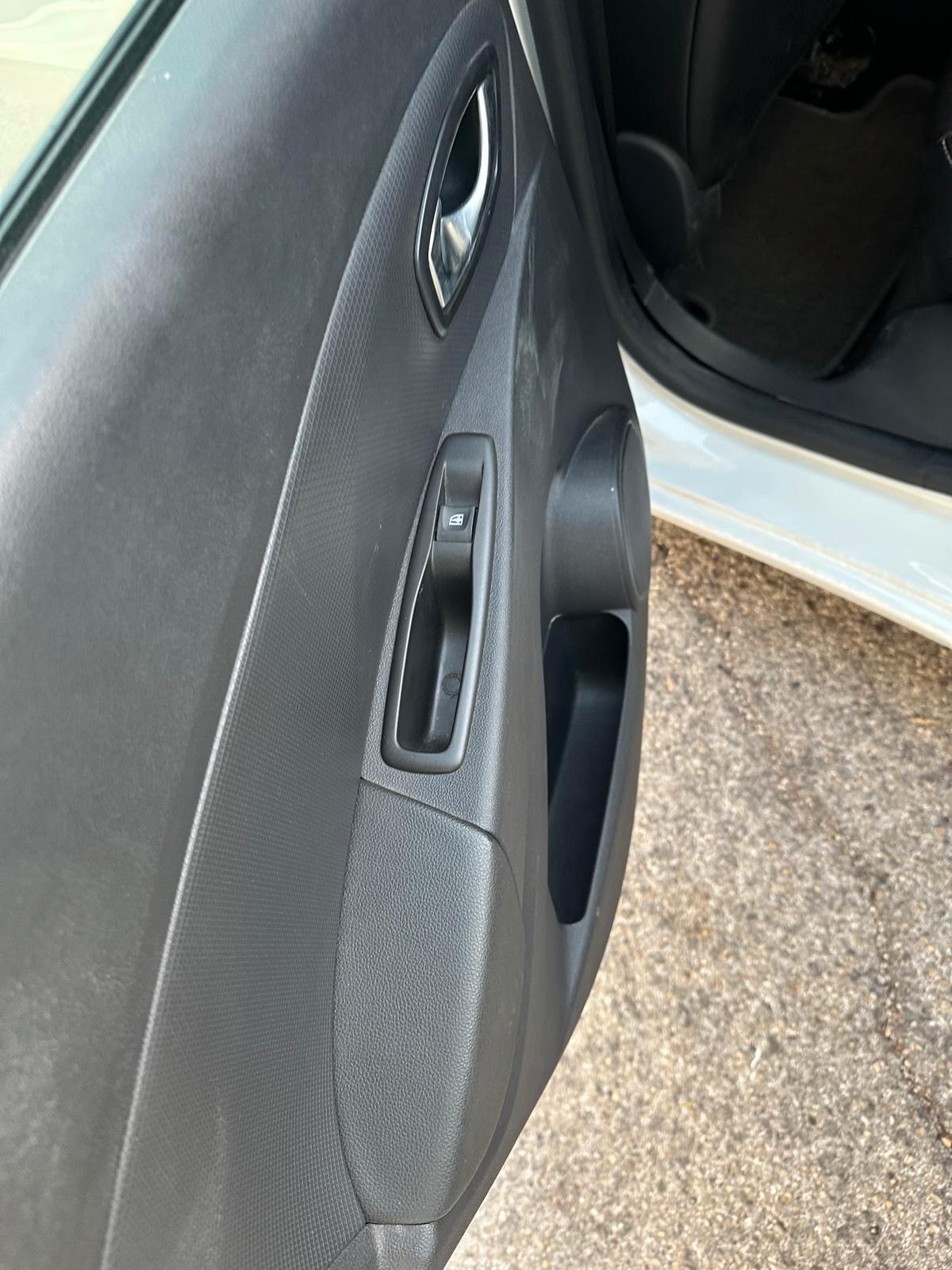 Renault Clio TCe 12V 75 CV 5 porte Moschino Zen