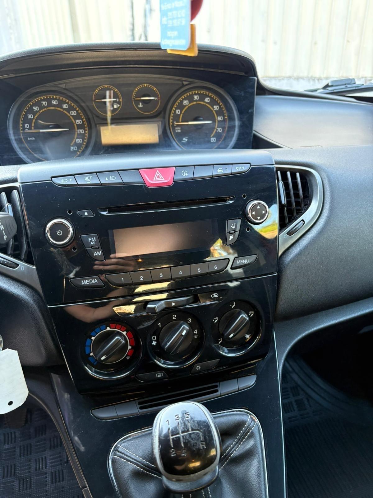 Lancia Ypsilon 1.2 69 CV 5 porte S Momodesign