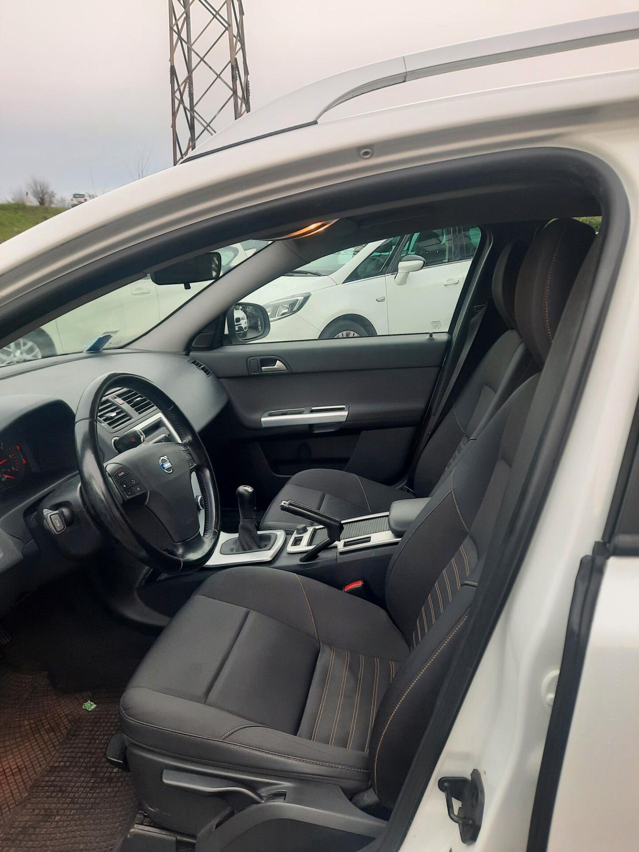 Volvo V50 D2 R-design