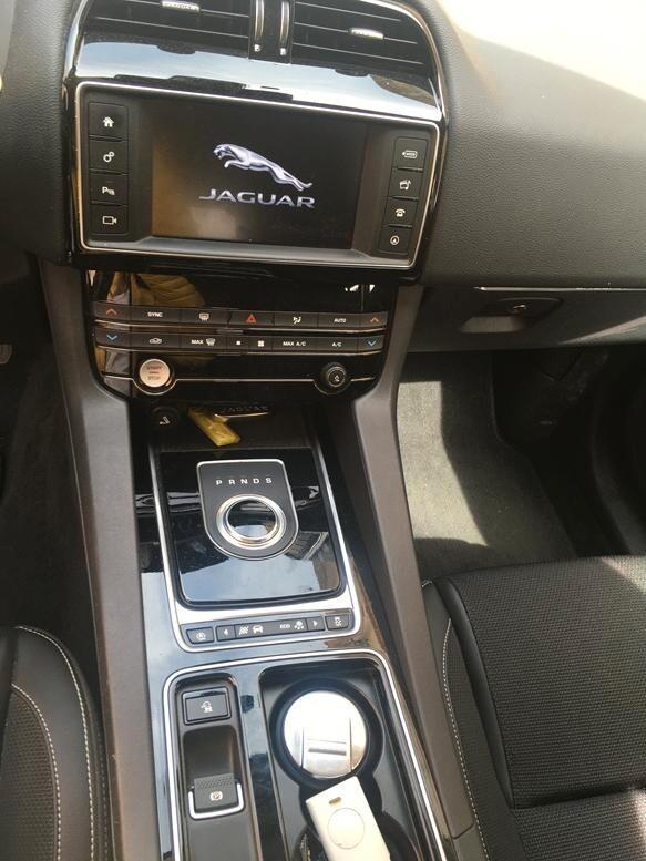 Jaguar F-Pace 2.0 D 180 CV AWD R-Sport