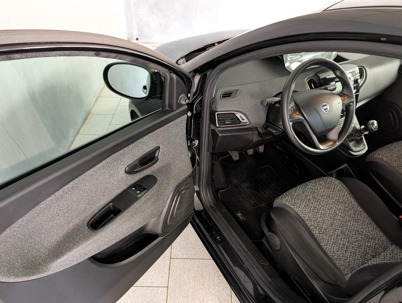 Lancia Ypsilon 1.0 Hybrid 70cv Silver