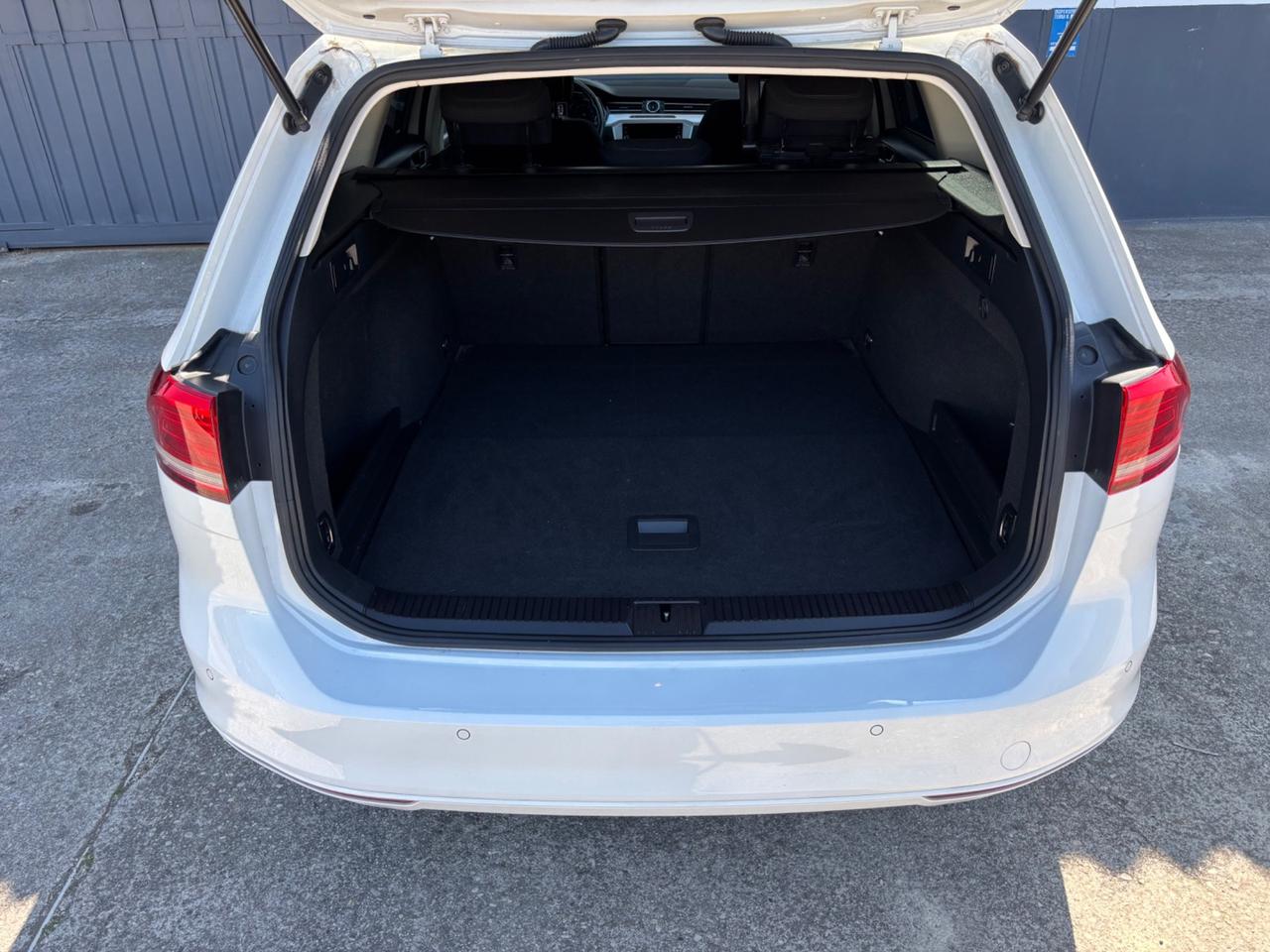 Volkswagen Passat 1.6 TDI. Garanzia. Neopatentati