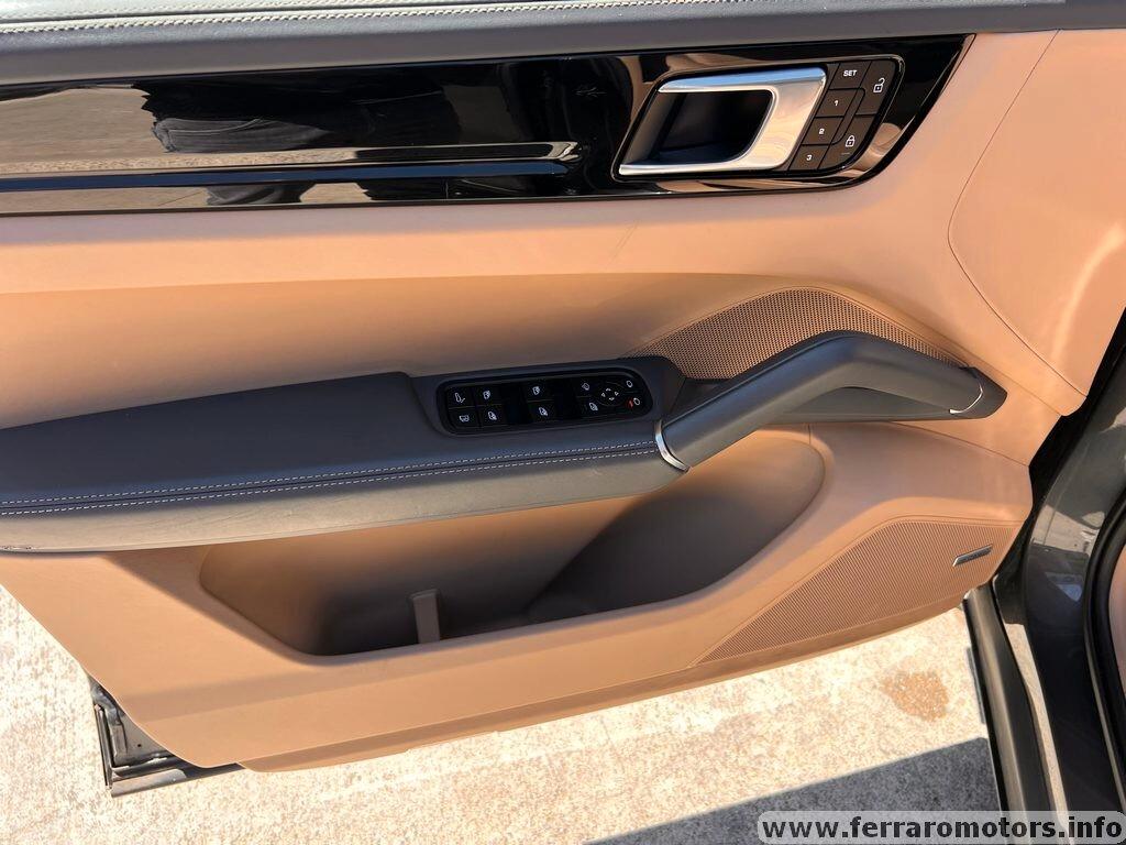 Porsche Cayenne Coupé 3.0 V6 E-Hybrida soli 779 euro al mese