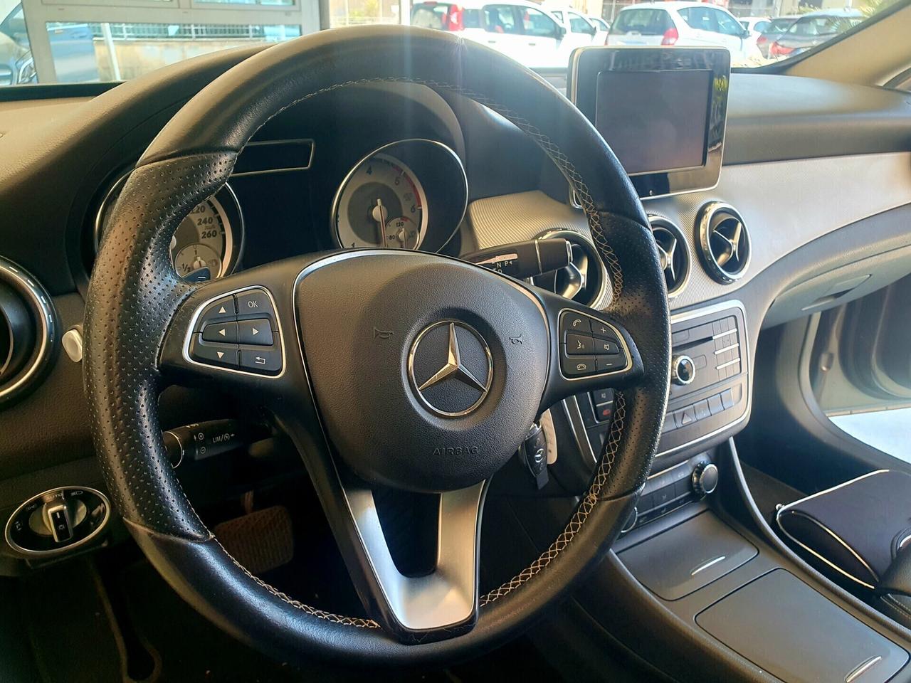 Mercedes-benz GLA 180D Automatic + Navi - 2016 - KM. 100.000