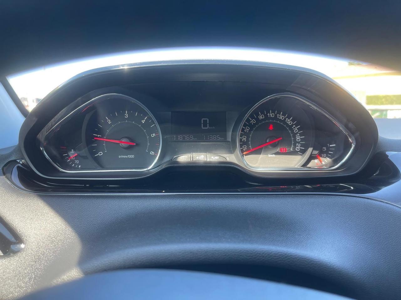 Peugeot 208 1.4 HDi 68 CV 5 porte Allure