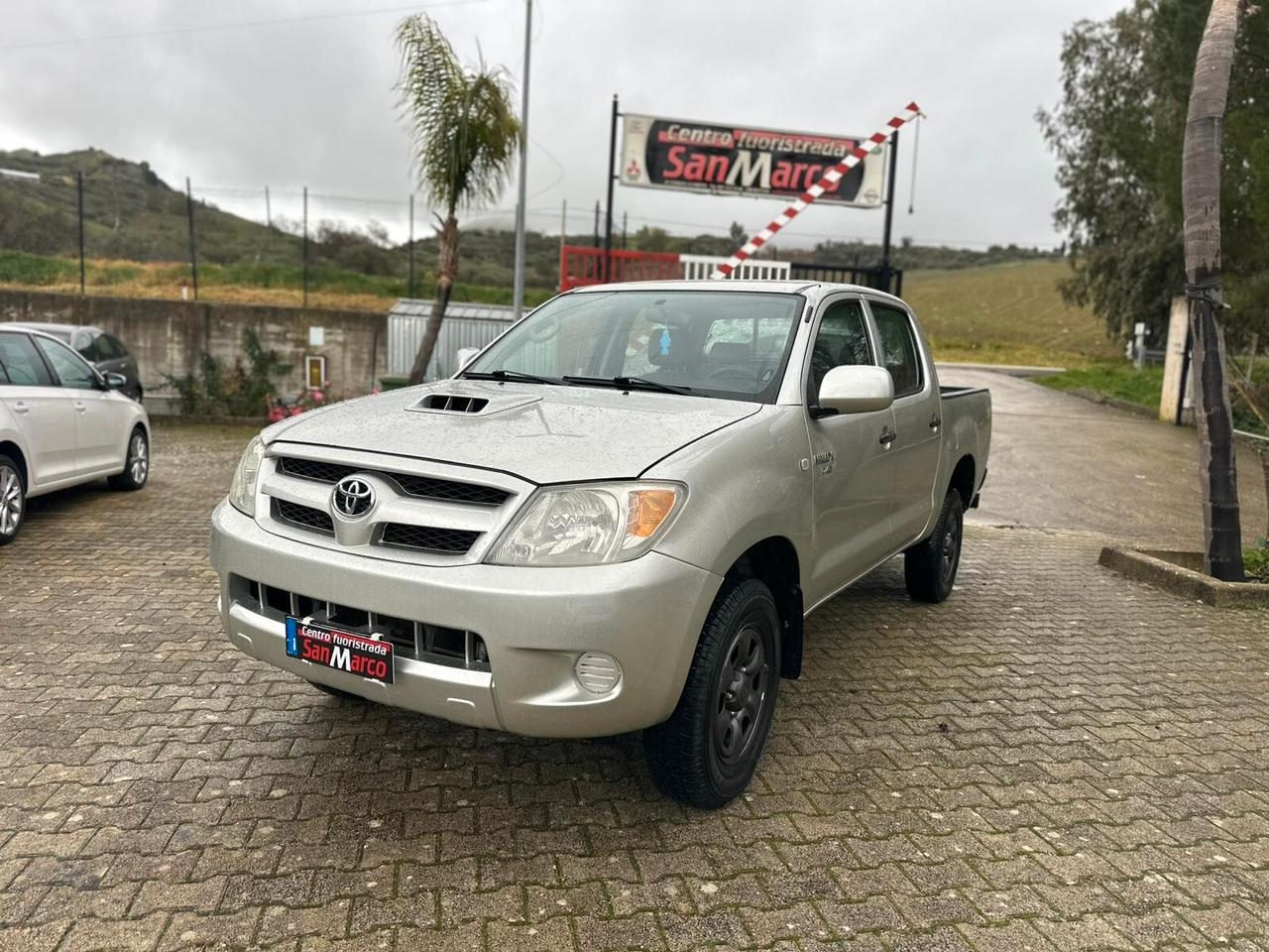 Toyota Hilux 2.5 D-4D 4WD 4p. Double Cab DLX