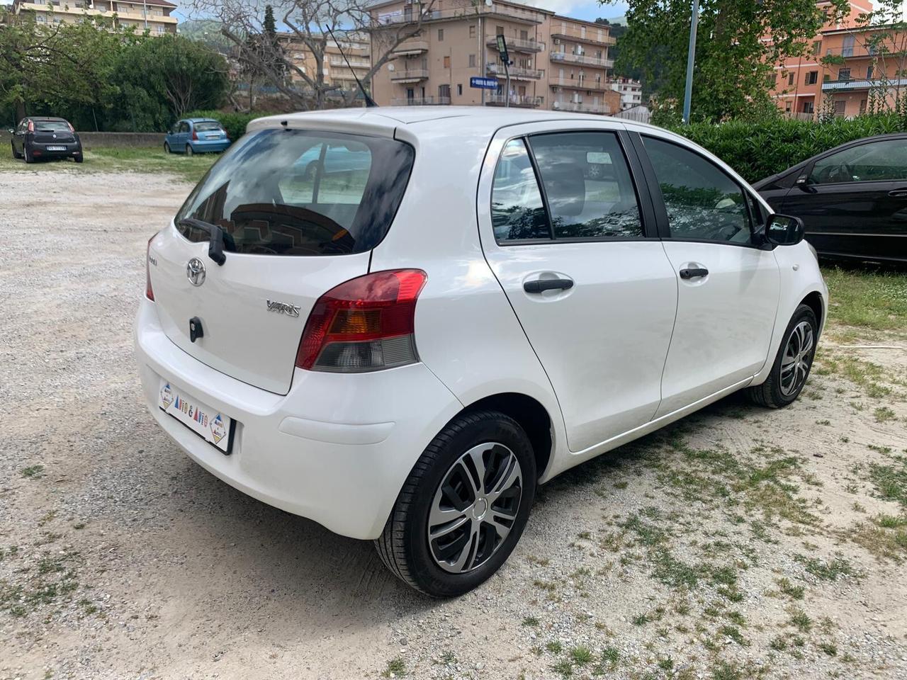 Toyota Yaris 1.0 5 porte Luxury pack