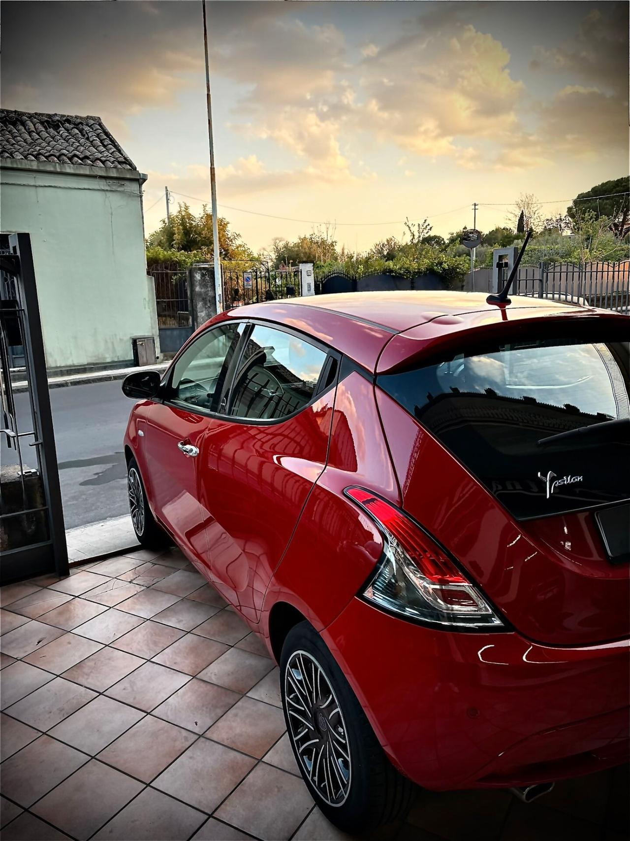 Lancia Ypsilon 1.0 FireFly 5 porte S&S Hybrid Ecochic Silver