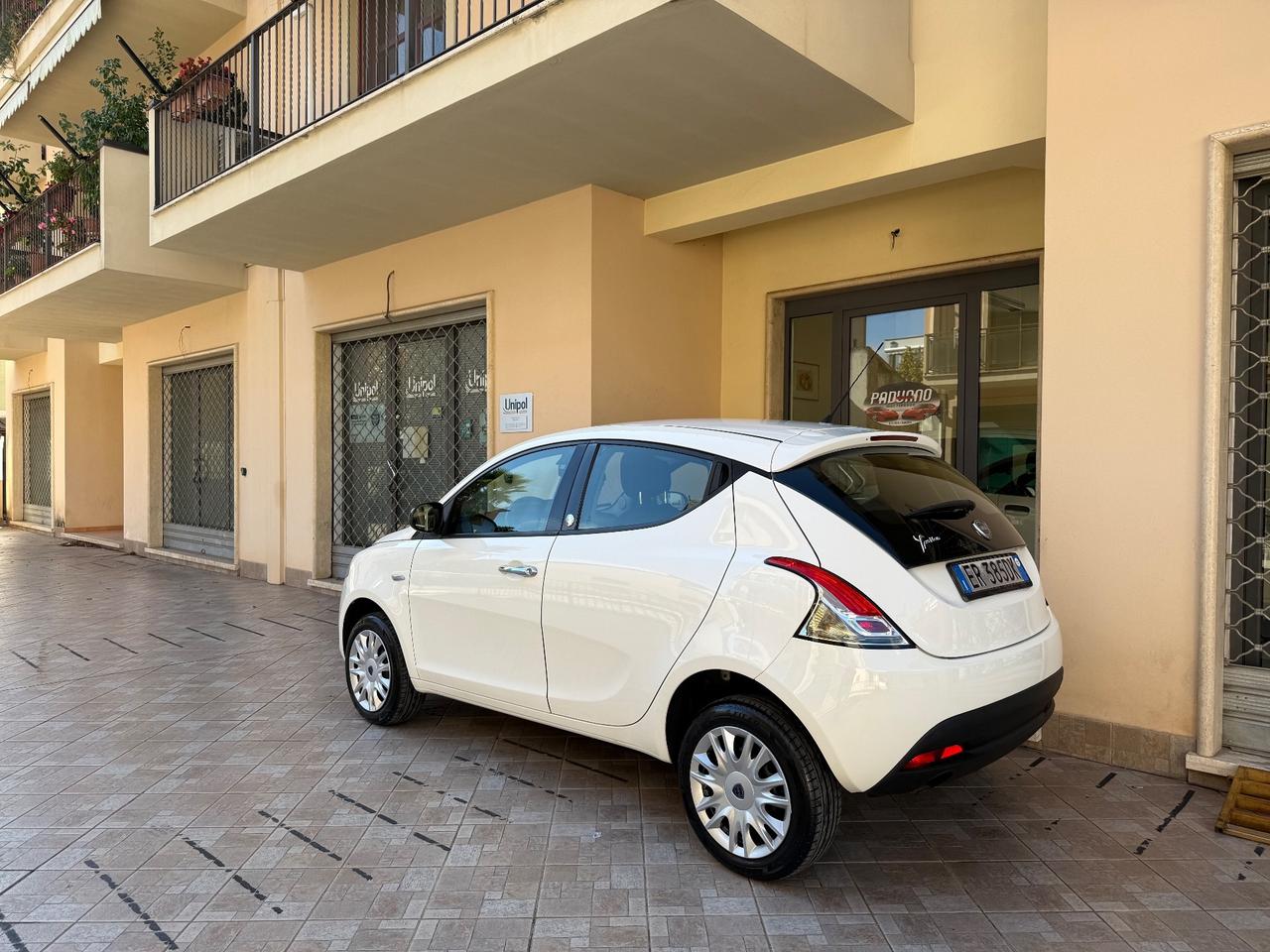 Lancia Ypsilon 0.9 TwinAir 85 CV 5 porte Metano Ecochic Silver