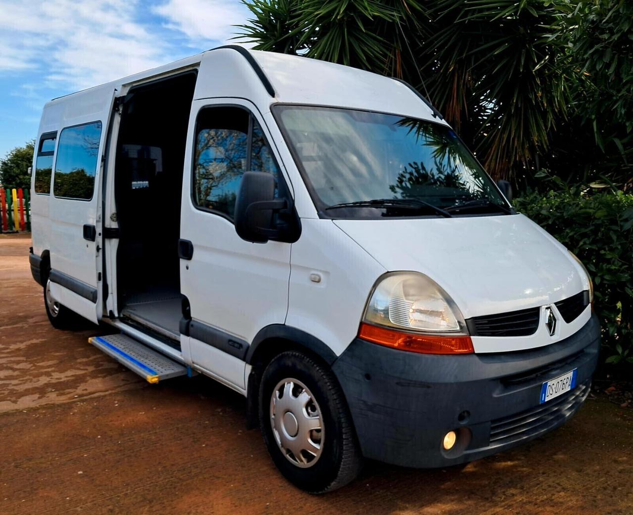 Renault Master 9 posti 4 carrozzine trasporto disabili pedana elettroidraulica