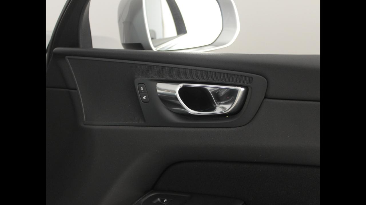VOLVO XC60 II 2018 - XC60 2.0 b4 Momentum awd auto my20