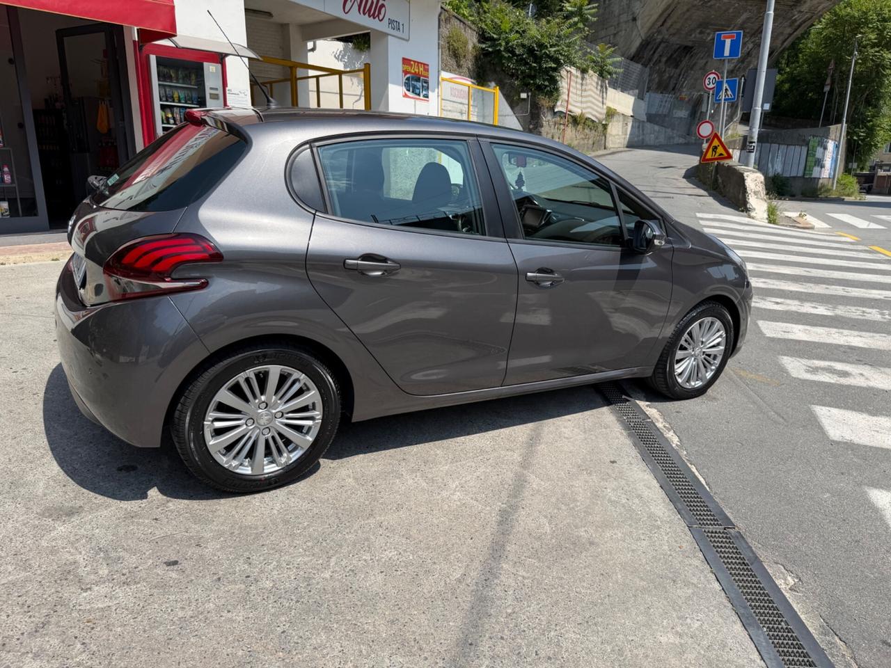 PEUGEOUT 208 1.2 ALLURE KM 19 MILA !!!