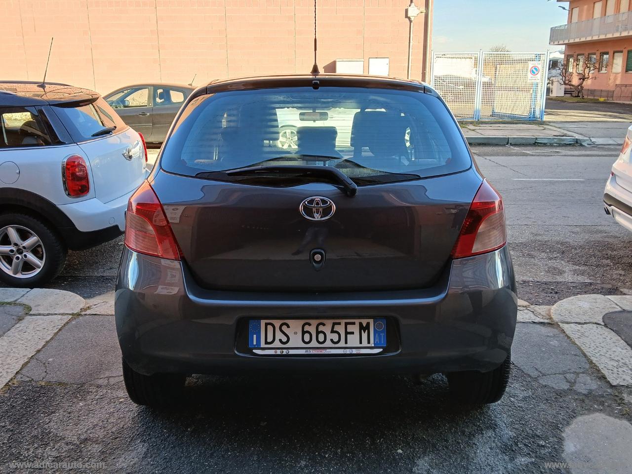 TOYOTA Yaris 1.0 5p. Sol