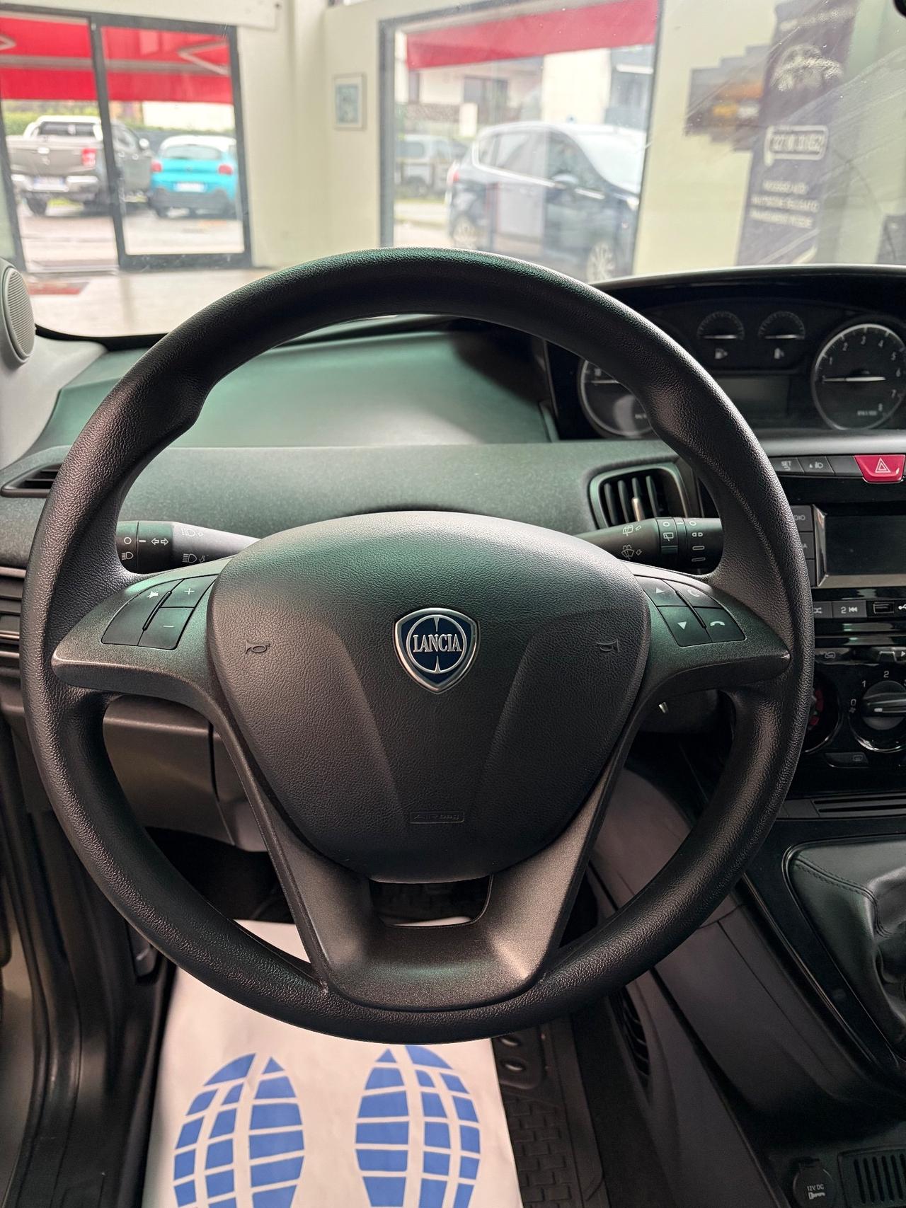 Lancia Ypsilon 1.0 Firefly hybrid silver