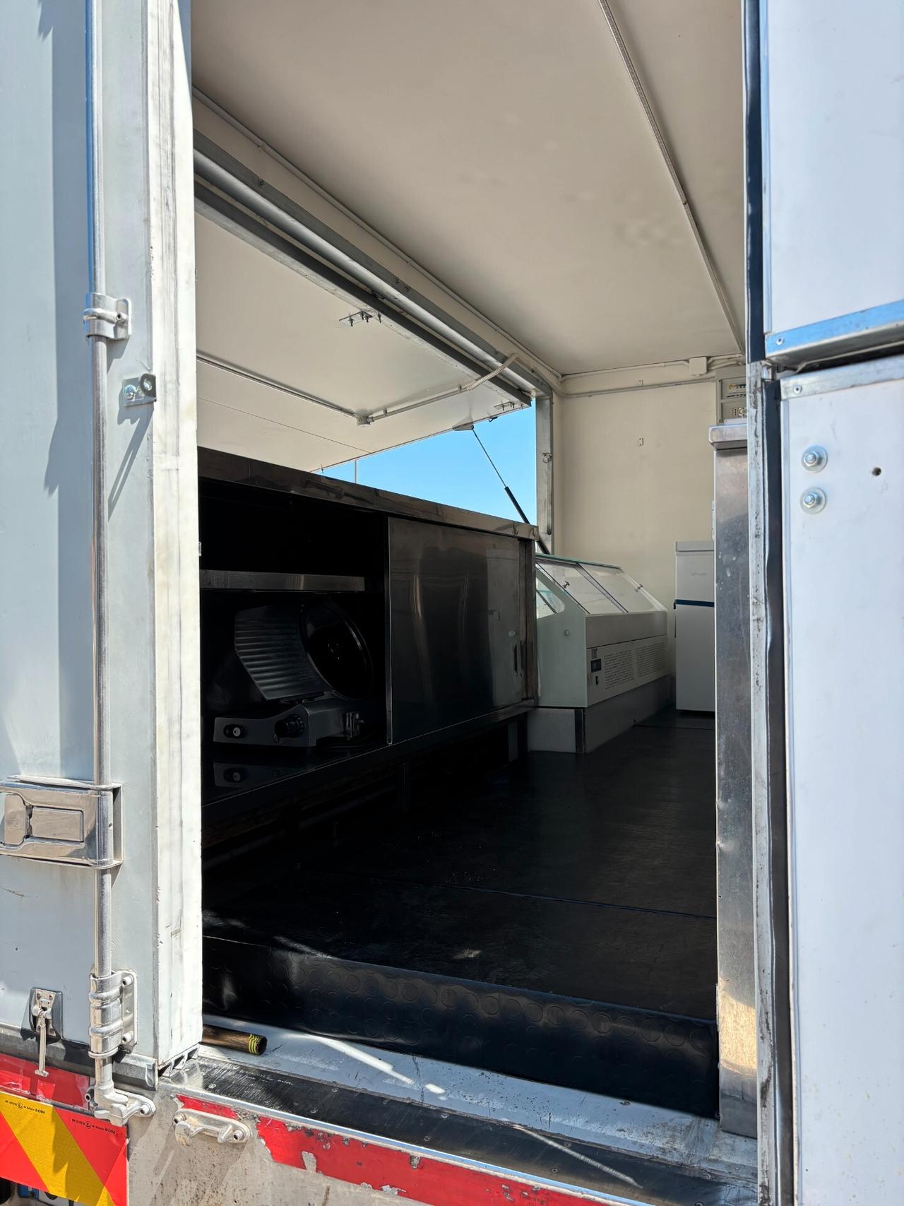 IVECO DAILY 65C/60 CON ALLESTIMENTO A PANINERIA COMPLETO DI TUTTO PIASTRA BANCONI FRIGORIFERI PICCOLO E GRANDE KAPPA AFFETTATRICE FRIGGITRICE AUTOCLAVE DI ACQUA DA 100 LITRI PER BANCONE DI PULIZIA LAVANDINO GRUPPO ELETTROGENO E PRONTO PER LAVORARE PE