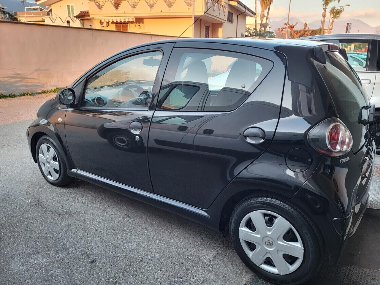 Toyota Aygo 1.0 12V VVT-i 5 porte 04/2011KM 103000