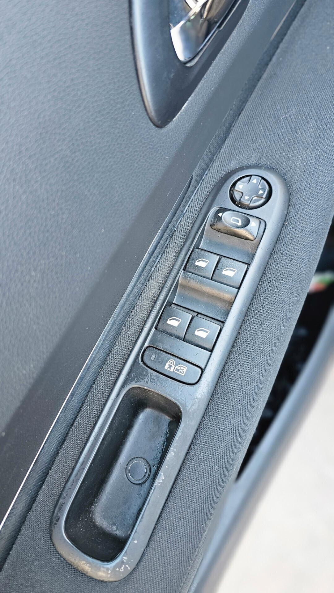 Peugeot 3008 1.6 HDi 115CV ETG6 Allure