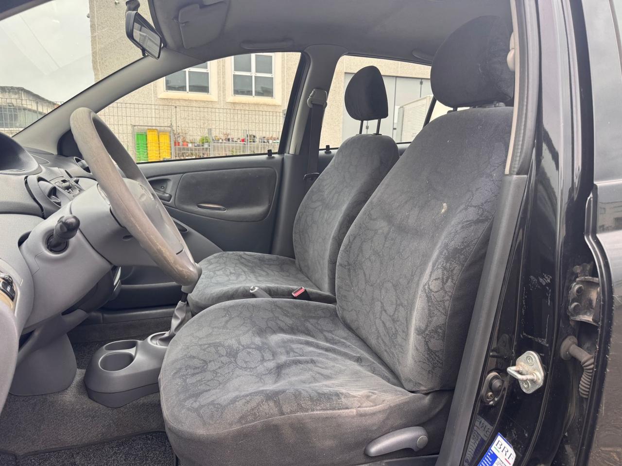 Toyota Yaris 1.0i 16V cat 5 porte Sol